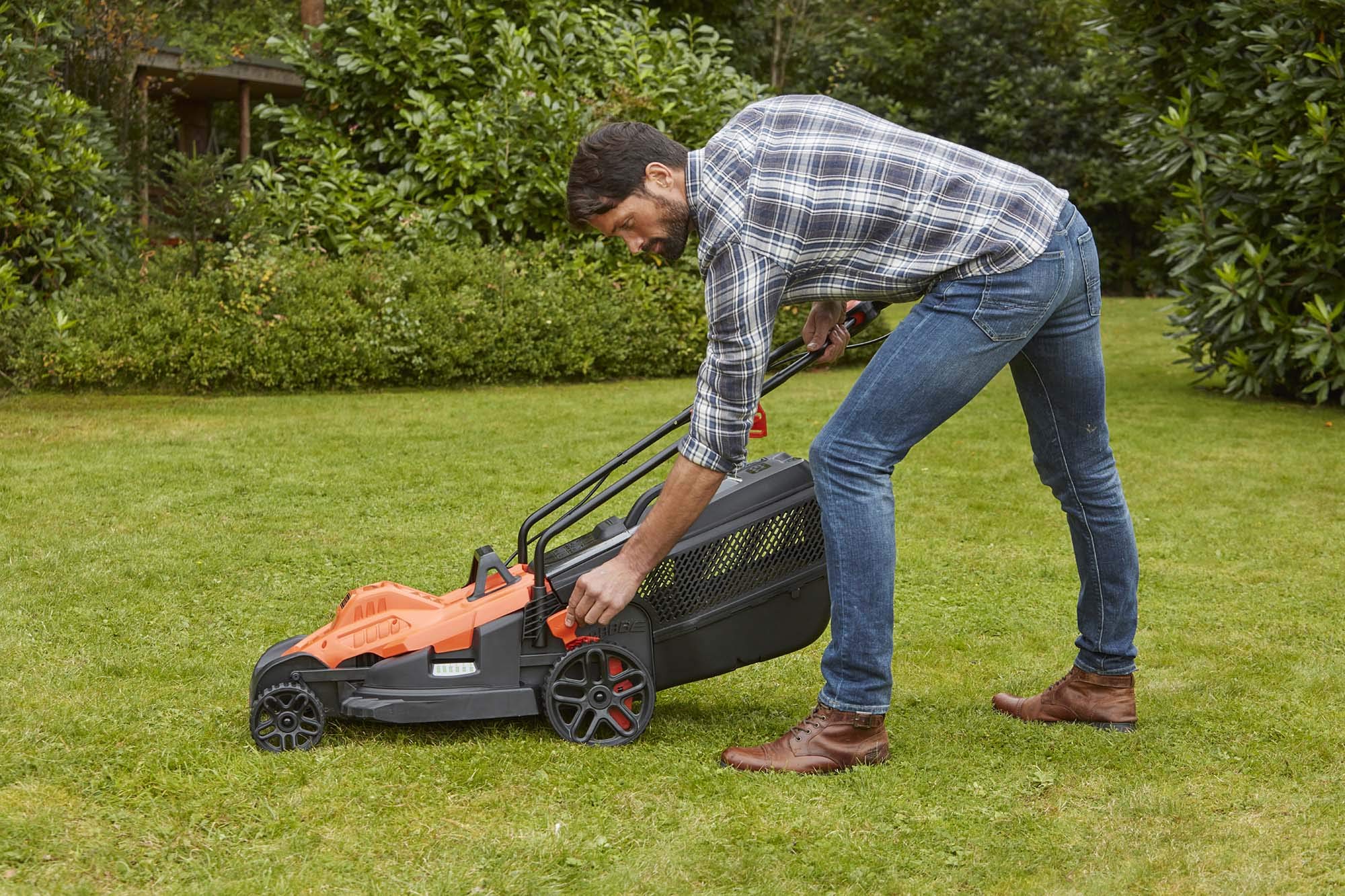 BLACK+DECKER Cortacésped 1600W 38cm, Manillar Bicicleta, 6 Alturas, 45L - BEMW471BH